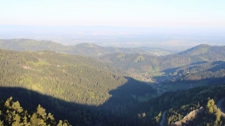 Dieses Bild zeigt eine Webcam-Aufnahme vom Achertal, aufgenommen am Freitag, den 24.04.2026 um 07:30 Uhr. Die Temperatur betrug 12.1°C.