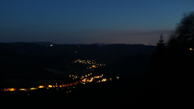 Dieses Bild zeigt eine Webcam-Aufnahme vom Achertal, aufgenommen am Donnerstag, den 18.06.2026 um 22:50 Uhr. Die Temperatur betrug 25.7°C.