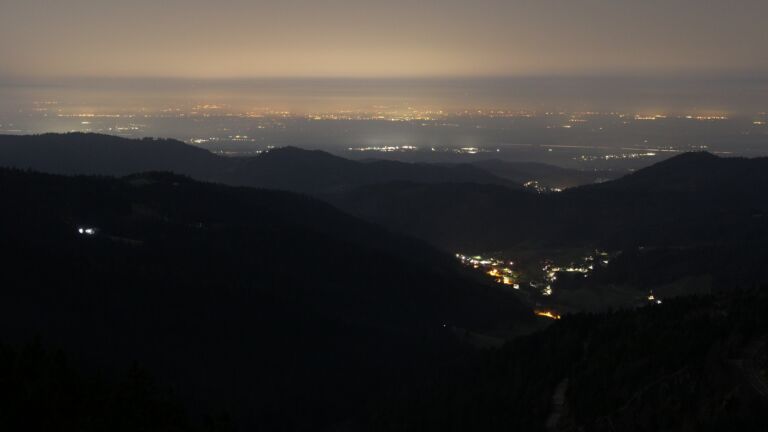 Dieses Bild zeigt eine Webcam-Aufnahme vom Achertal, aufgenommen am Samstag, den 07.03.2026 um 04:30 Uhr. Die Temperatur betrug 11.1°C.