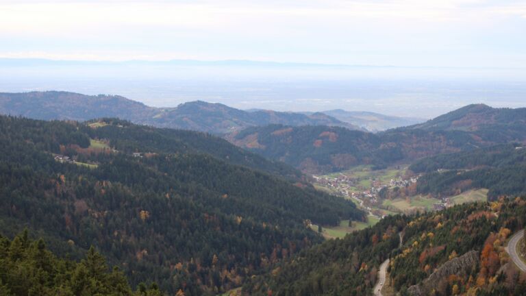 Dieses Bild zeigt eine Webcam-Aufnahme vom Achertal, aufgenommen am Freitag, den 31.10.2025 um 15:40 Uhr. Die Temperatur betrug 10.9°C.