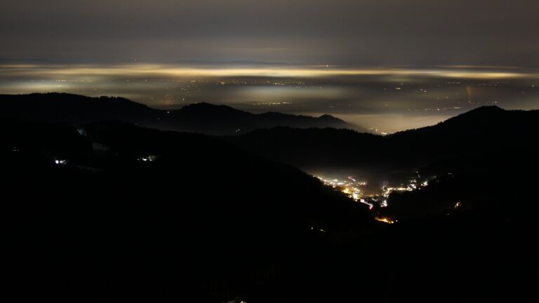 Dieses Bild zeigt eine Webcam-Aufnahme vom Achertal, aufgenommen am Samstag, den 17.01.2026 um 21:00 Uhr. Die Temperatur betrug 5.9°C.