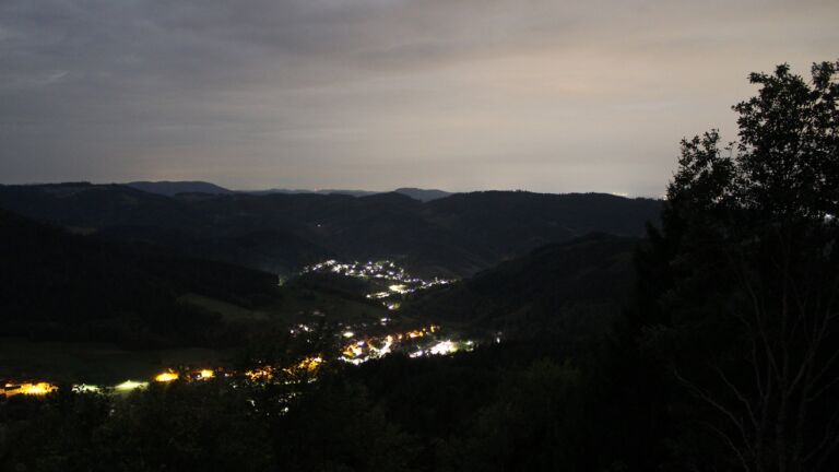 Dieses Bild zeigt eine Webcam-Aufnahme vom Achertal, aufgenommen am Donnerstag, den 01.10.2026 um 03:30 Uhr. Die Temperatur betrug 19.3°C.