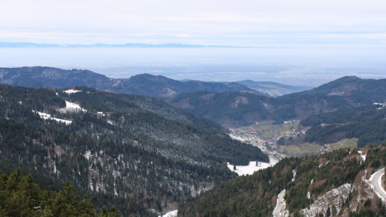 Dieses Bild zeigt eine Webcam-Aufnahme vom Achertal, aufgenommen am Sonntag, den 23.11.2025 um 12:20 Uhr. Die Temperatur betrug -0.5°C.