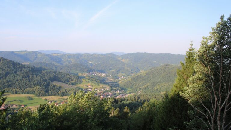 Dieses Bild zeigt eine Webcam-Aufnahme vom Achertal, aufgenommen am Freitag, den 26.06.2026 um 07:10 Uhr. Die Temperatur betrug 27.5°C.