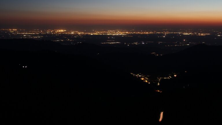 Dieses Bild zeigt eine Webcam-Aufnahme vom Achertal, aufgenommen am Mittwoch, den 22.04.2026 um 21:40 Uhr. Die Temperatur betrug 5.9°C.