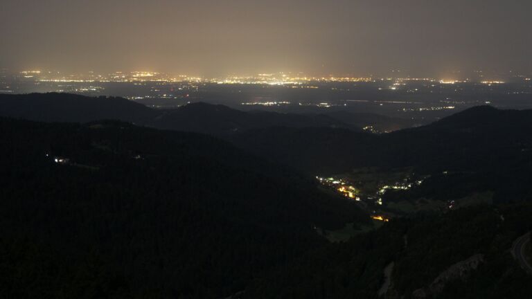 Dieses Bild zeigt eine Webcam-Aufnahme vom Achertal, aufgenommen am Donnerstag, den 14.08.2025 um 02:00 Uhr. Die Temperatur betrug 22.9°C.