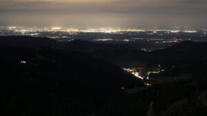 Dieses Bild zeigt eine Webcam-Aufnahme vom Achertal, aufgenommen am Mittwoch, den 10.12.2025 um 03:30 Uhr. Die Temperatur betrug 8.4°C.