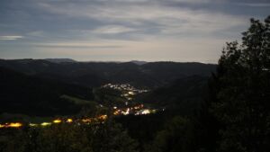 Dieses Bild zeigt eine Webcam-Aufnahme vom Achertal, aufgenommen am Freitag, den 23.10.2026 um 00:30 Uhr. Die Temperatur betrug 7.6°C.