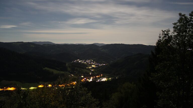 Dieses Bild zeigt eine Webcam-Aufnahme vom Achertal, aufgenommen am Freitag, den 23.10.2026 um 00:30 Uhr. Die Temperatur betrug 7.6°C.