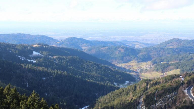 Dieses Bild zeigt eine Webcam-Aufnahme vom Achertal, aufgenommen am Donnerstag, den 15.01.2026 um 13:00 Uhr. Die Temperatur betrug 5.8°C.