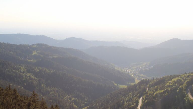 Dieses Bild zeigt eine Webcam-Aufnahme vom Achertal, aufgenommen am Samstag, den 10.05.2025 um 19:40 Uhr. Die Temperatur betrug 12.6°C.