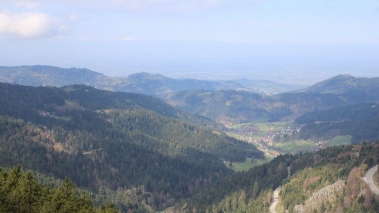 Dieses Bild zeigt eine Webcam-Aufnahme vom Achertal, aufgenommen am Mittwoch, den 15.04.2026 um 11:20 Uhr. Die Temperatur betrug 8.7°C.