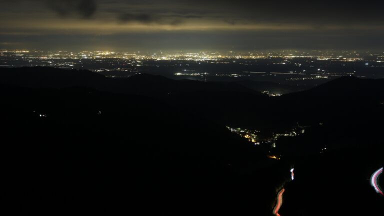 Dieses Bild zeigt eine Webcam-Aufnahme vom Achertal, aufgenommen am Freitag, den 17.10.2025 um 19:30 Uhr. Die Temperatur betrug 5.9°C.