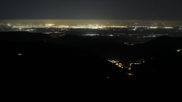 Dieses Bild zeigt eine Webcam-Aufnahme vom Achertal, aufgenommen am Montag, den 01.12.2025 um 04:00 Uhr. Die Temperatur betrug -3.1°C.