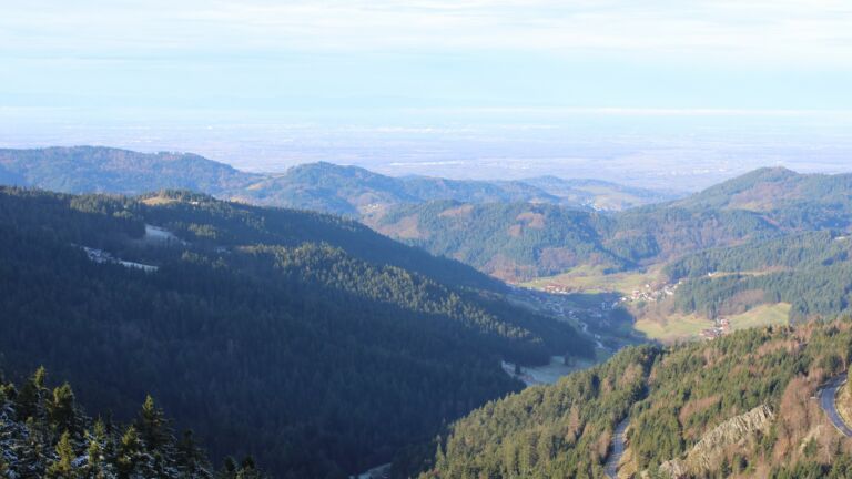 Dieses Bild zeigt eine Webcam-Aufnahme vom Achertal, aufgenommen am Dienstag, den 02.12.2025 um 10:40 Uhr. Die Temperatur betrug 4.7°C.