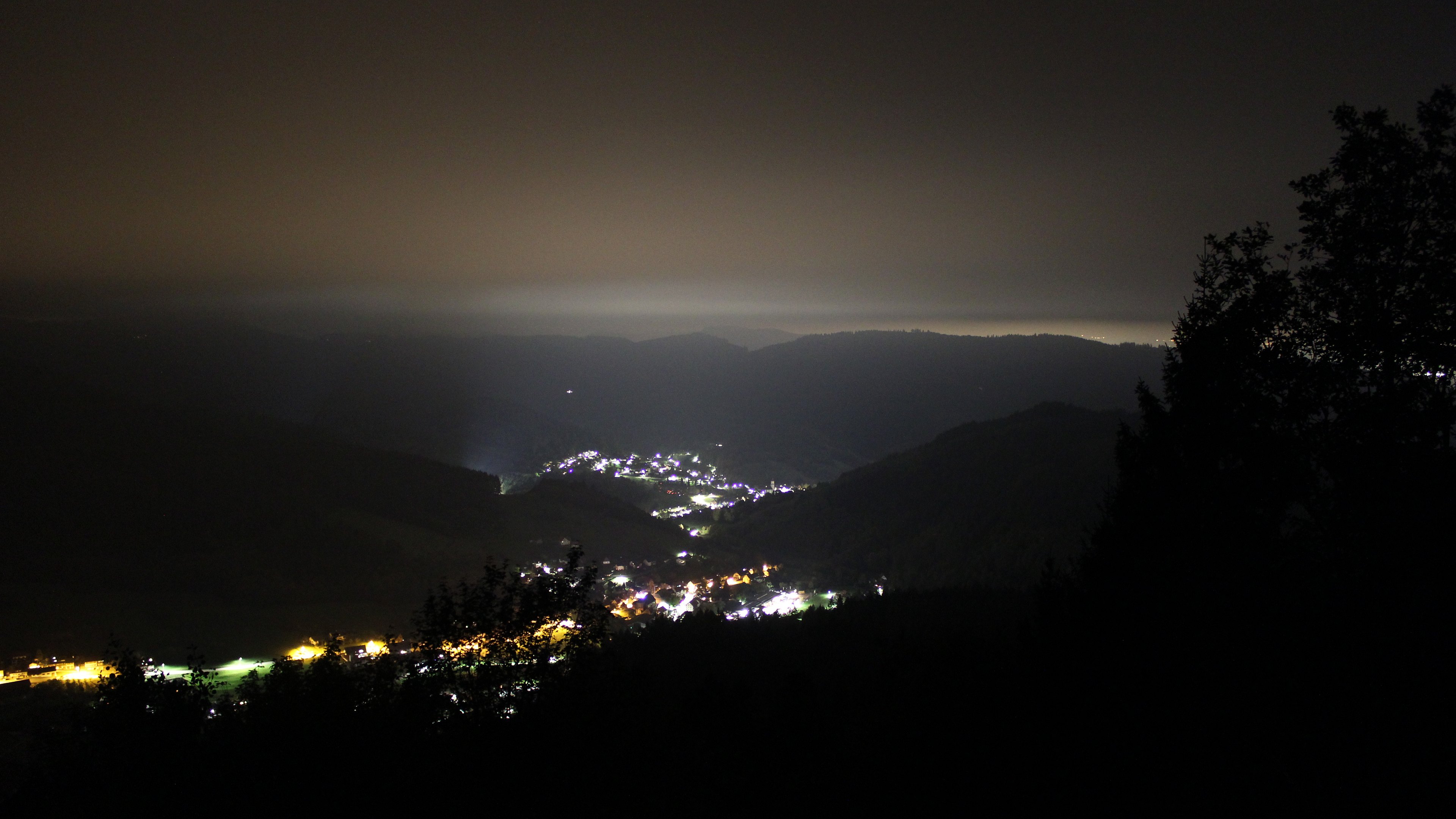 Dieses Bild zeigt eine Webcam-Aufnahme vom Achertal, aufgenommen am Samstag, den 17.10.2026 um 00:30 Uhr. Die Temperatur betrug 13.7°C.