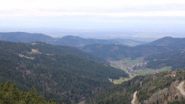 Dieses Bild zeigt eine Webcam-Aufnahme vom Achertal, aufgenommen am Freitag, den 13.03.2026 um 13:10 Uhr. Die Temperatur betrug 7.6°C.