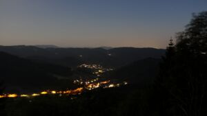 Dieses Bild zeigt eine Webcam-Aufnahme vom Achertal, aufgenommen am Mittwoch, den 27.05.2026 um 22:40 Uhr. Die Temperatur betrug 20.1°C.