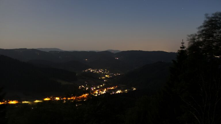 Dieses Bild zeigt eine Webcam-Aufnahme vom Achertal, aufgenommen am Mittwoch, den 27.05.2026 um 22:40 Uhr. Die Temperatur betrug 20.1°C.