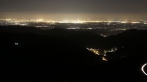 Dieses Bild zeigt eine Webcam-Aufnahme vom Achertal, aufgenommen am Donnerstag, den 12.03.2026 um 22:00 Uhr. Die Temperatur betrug 3.6°C.