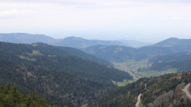 Dieses Bild zeigt eine Webcam-Aufnahme vom Achertal, aufgenommen am Mittwoch, den 15.04.2026 um 13:20 Uhr. Die Temperatur betrug 8.1°C.