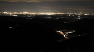 Dieses Bild zeigt eine Webcam-Aufnahme vom Achertal, aufgenommen am Dienstag, den 13.01.2026 um 01:00 Uhr. Die Temperatur betrug 4.3°C.