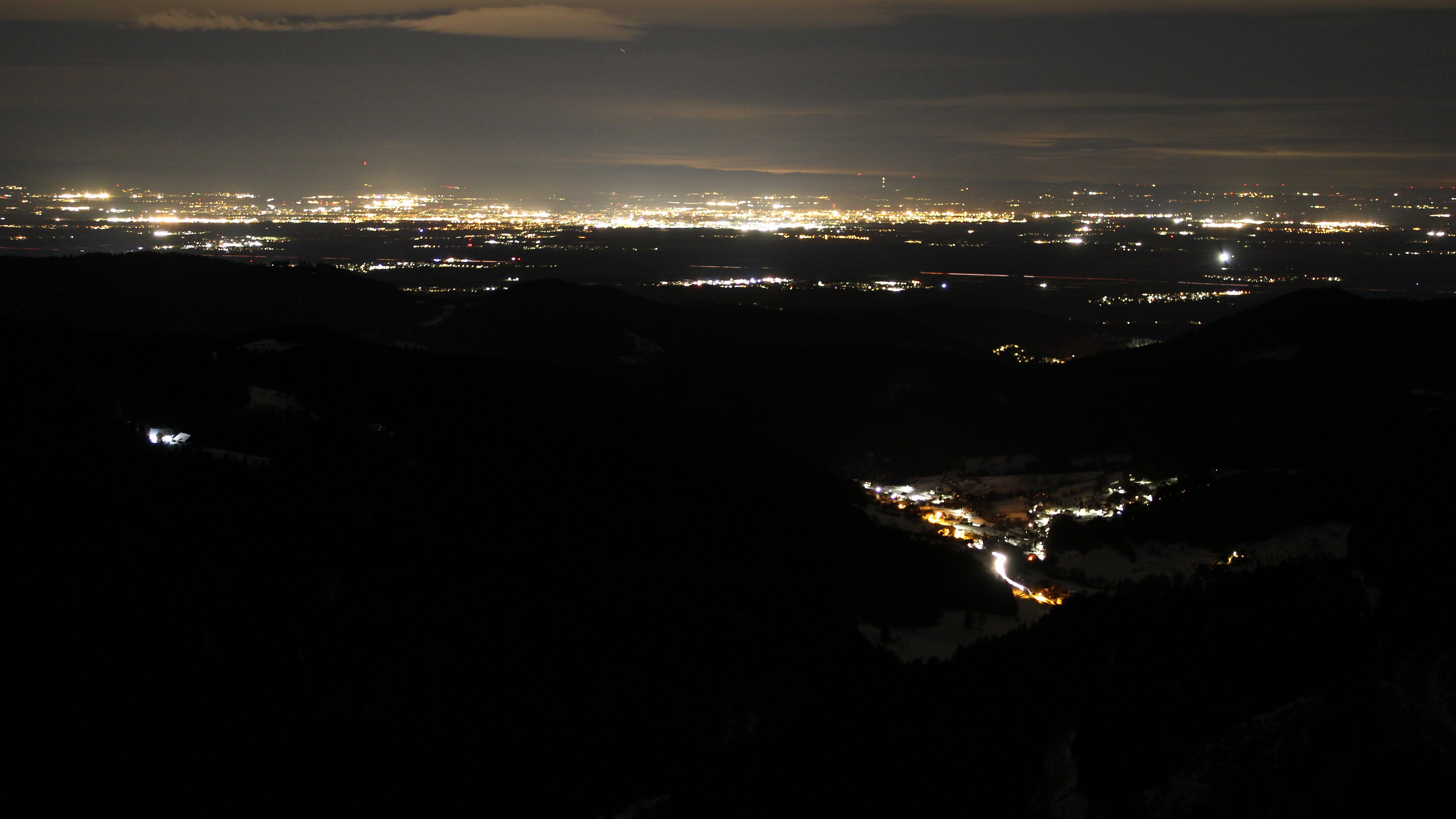 Dieses Bild zeigt eine Webcam-Aufnahme vom Achertal, aufgenommen am Dienstag, den 13.01.2026 um 01:00 Uhr. Die Temperatur betrug 4.3°C.