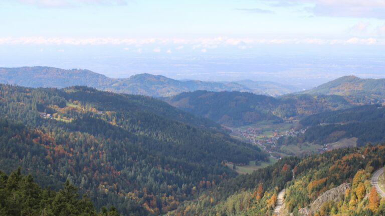 Dieses Bild zeigt eine Webcam-Aufnahme vom Achertal, aufgenommen am Donnerstag, den 16.10.2025 um 12:40 Uhr. Die Temperatur betrug 9.7°C.