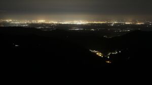 Dieses Bild zeigt eine Webcam-Aufnahme vom Achertal, aufgenommen am Mittwoch, den 17.09.2025 um 23:30 Uhr. Die Temperatur betrug 12.1°C.