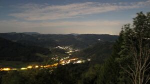 Dieses Bild zeigt eine Webcam-Aufnahme vom Achertal, aufgenommen am Dienstag, den 29.09.2026 um 23:30 Uhr. Die Temperatur betrug 21.7°C.