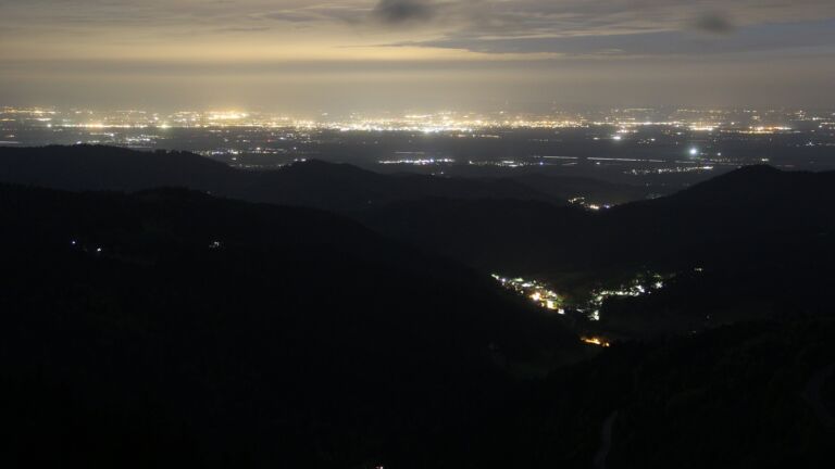 Dieses Bild zeigt eine Webcam-Aufnahme vom Achertal, aufgenommen am Sonntag, den 04.05.2025 um 22:30 Uhr. Die Temperatur betrug 3.9°C.