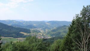 Dieses Bild zeigt eine Webcam-Aufnahme vom Achertal, aufgenommen am Sonntag, den 28.06.2026 um 10:50 Uhr. Die Temperatur betrug 28.4°C.