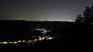 Dieses Bild zeigt eine Webcam-Aufnahme vom Achertal, aufgenommen am Dienstag, den 13.10.2026 um 04:00 Uhr. Die Temperatur betrug 10.8°C.