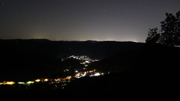 Dieses Bild zeigt eine Webcam-Aufnahme vom Achertal, aufgenommen am Dienstag, den 13.10.2026 um 04:00 Uhr. Die Temperatur betrug 10.8°C.