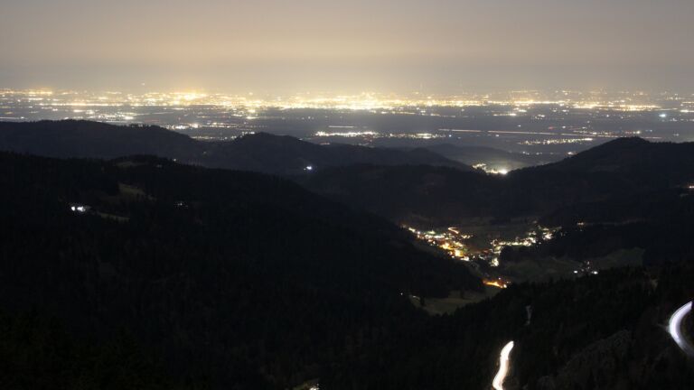 Dieses Bild zeigt eine Webcam-Aufnahme vom Achertal, aufgenommen am Donnerstag, den 26.02.2026 um 19:30 Uhr. Die Temperatur betrug 10.8°C.