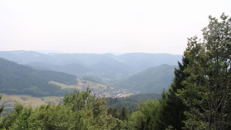 Dieses Bild zeigt eine Webcam-Aufnahme vom Achertal, aufgenommen am Donnerstag, den 30.07.2026 um 16:10 Uhr. Die Temperatur betrug 32.2°C.