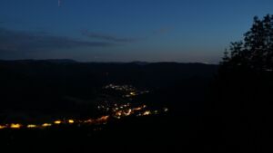 Dieses Bild zeigt eine Webcam-Aufnahme vom Achertal, aufgenommen am Freitag, den 05.06.2026 um 22:40 Uhr. Die Temperatur betrug 12.8°C.
