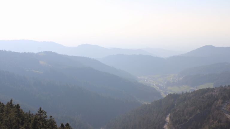 Dieses Bild zeigt eine Webcam-Aufnahme vom Achertal, aufgenommen am Donnerstag, den 19.03.2026 um 16:50 Uhr. Die Temperatur betrug 8.1°C.