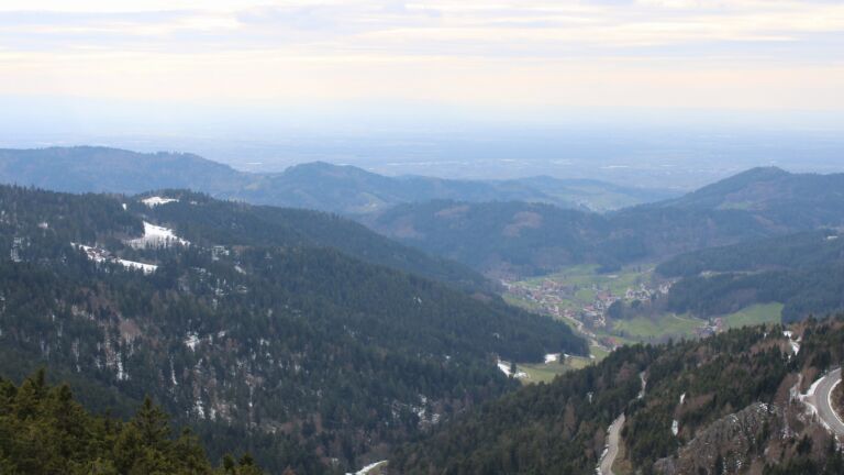 Dieses Bild zeigt eine Webcam-Aufnahme vom Achertal, aufgenommen am Freitag, den 03.04.2026 um 17:10 Uhr. Die Temperatur betrug 6.7°C.