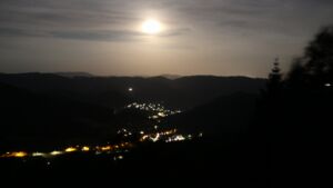Dieses Bild zeigt eine Webcam-Aufnahme vom Achertal, aufgenommen am Freitag, den 26.06.2026 um 01:00 Uhr. Die Temperatur betrug 27.7°C.