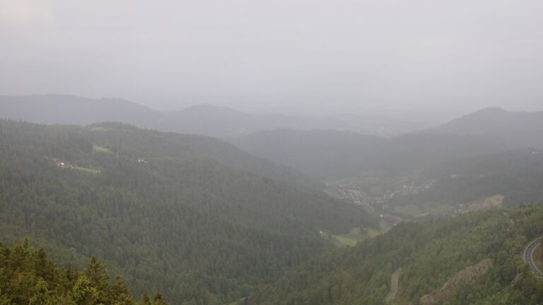 Dieses Bild zeigt eine Webcam-Aufnahme vom Achertal, aufgenommen am Mittwoch, den 28.05.2025 um 07:10 Uhr. Die Temperatur betrug 9.5°C.