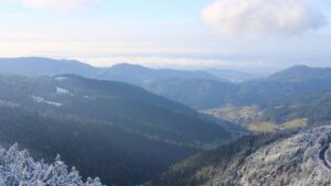 Dieses Bild zeigt eine Webcam-Aufnahme vom Achertal, aufgenommen am Donnerstag, den 27.11.2025 um 13:50 Uhr. Die Temperatur betrug -1.6°C.