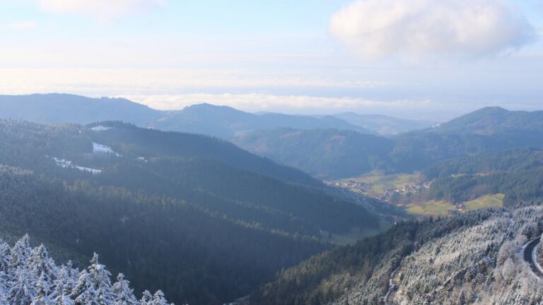 Dieses Bild zeigt eine Webcam-Aufnahme vom Achertal, aufgenommen am Donnerstag, den 27.11.2025 um 13:50 Uhr. Die Temperatur betrug -1.6°C.