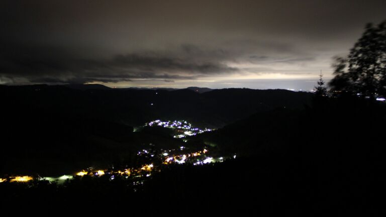 Dieses Bild zeigt eine Webcam-Aufnahme vom Achertal, aufgenommen am Freitag, den 15.05.2026 um 00:30 Uhr. Die Temperatur betrug 4.1°C.