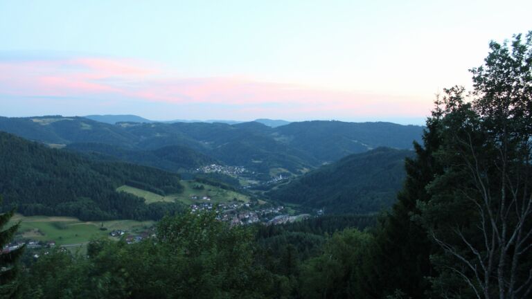 Dieses Bild zeigt eine Webcam-Aufnahme vom Achertal, aufgenommen am Freitag, den 10.07.2026 um 21:40 Uhr. Die Temperatur betrug 24.3°C.