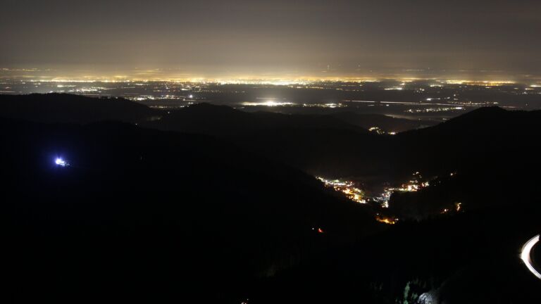 Dieses Bild zeigt eine Webcam-Aufnahme vom Achertal, aufgenommen am Donnerstag, den 18.12.2025 um 06:10 Uhr. Die Temperatur betrug 4.9°C.