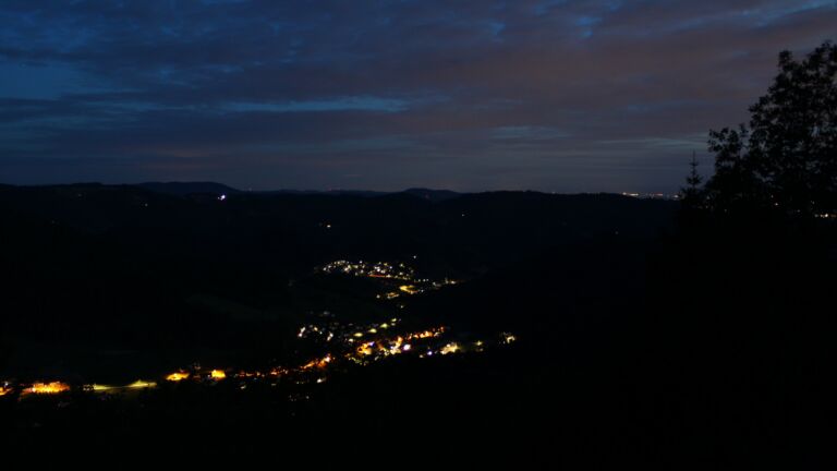 Dieses Bild zeigt eine Webcam-Aufnahme vom Achertal, aufgenommen am Sonntag, den 17.05.2026 um 22:10 Uhr. Die Temperatur betrug 11°C.