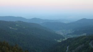 Dieses Bild zeigt eine Webcam-Aufnahme vom Achertal, aufgenommen am Montag, den 19.05.2025 um 05:50 Uhr. Die Temperatur betrug 7.1°C.