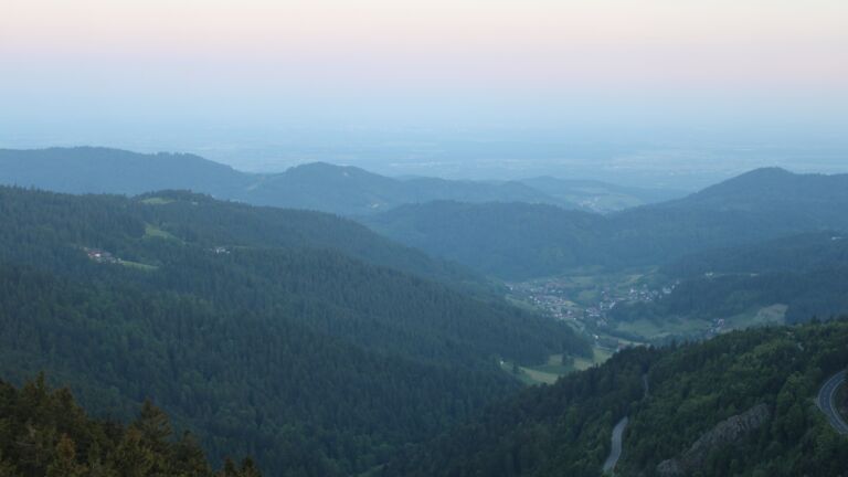 Dieses Bild zeigt eine Webcam-Aufnahme vom Achertal, aufgenommen am Montag, den 19.05.2025 um 05:50 Uhr. Die Temperatur betrug 7.1°C.