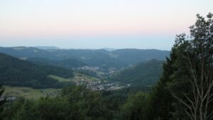 Dieses Bild zeigt eine Webcam-Aufnahme vom Achertal, aufgenommen am Dienstag, den 28.07.2026 um 05:50 Uhr. Die Temperatur betrug 15.9°C.